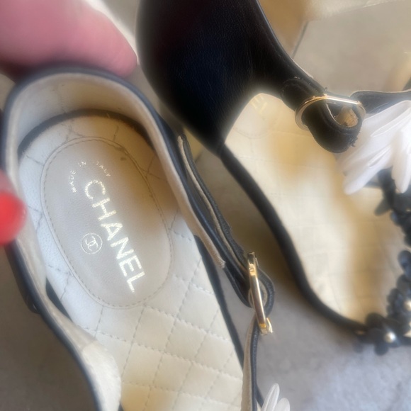CHANEL LEATHER & PEARL SANDALS /39 - Picture 6 of 9